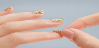 Scopri come rimuovere lo smalto glitter con un solo gesto rimuovere smalto glitter