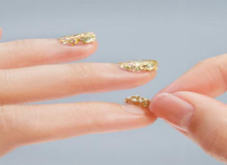 Scopri come rimuovere lo smalto glitter con un solo gesto rimuovere smalto glitter