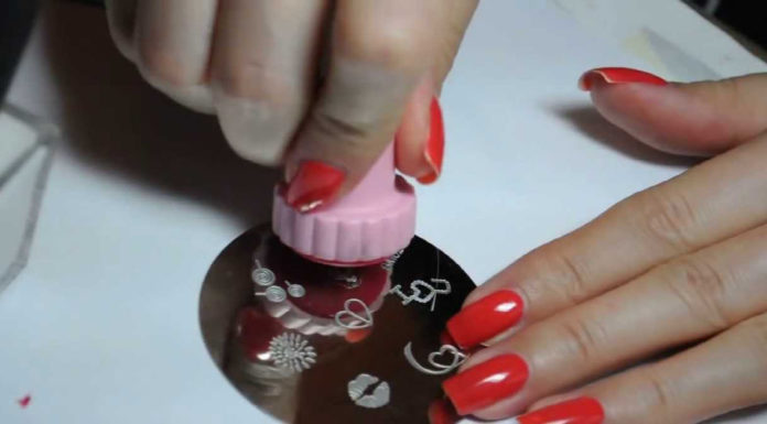 Nail stamping: occorrente e consigli per le amanti del dettaglio nail stamping tradizionale