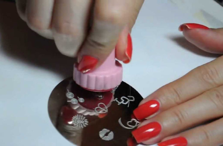 Nail stamping: occorrente e consigli per le amanti del dettaglio nail stamping tradizionale