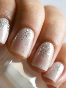 gel-unghie-color-nude-con-glitter-argento