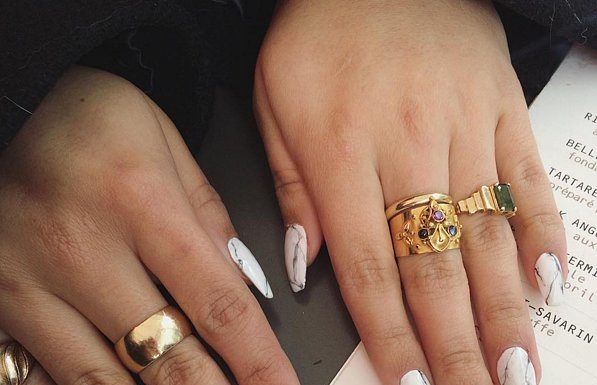 Nail art effetto marmo: i segreti per realizzarla