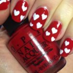 nail-art-rossa-con-cuori-bianchi
