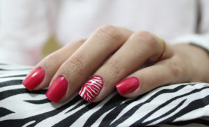 Red_nail_art_with_white_stripes