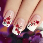 french-unghie-con-fiori-rossi