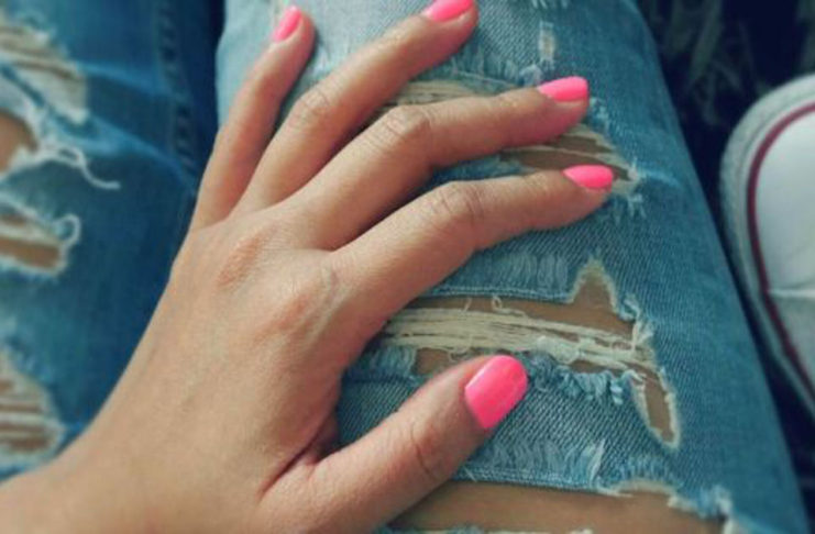 Smalto e abbronzatura: quali i colori migliori per esaltarla abbronzatura_colori_smalto