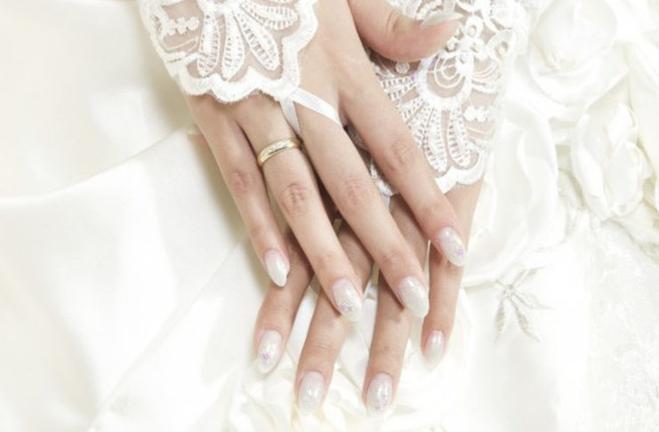Bianco, rosa e nude: oltre 10 smalti per la manicure della sposa principiante manicure_sposa
